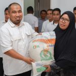 Pj Bupati Aceh Besar Muhammad Iswanto S.STP.,MM, menyerahkan bantuan beras secara simbolis kepada masyarakat kurang mampu, pada acara Launching Penyaluran Bantuan Cadangan Pangan Pemerintah 2023 di Kantor Pos Kota Jantho, Rabu (5/4/2023). Foto: Prokoopim Aceh Besar