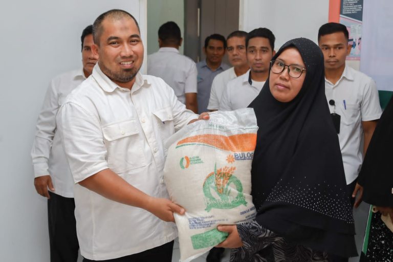 Pj Bupati Aceh Besar Muhammad Iswanto S.STP.,MM, menyerahkan bantuan beras secara simbolis kepada masyarakat kurang mampu, pada acara Launching Penyaluran Bantuan Cadangan Pangan Pemerintah 2023 di Kantor Pos Kota Jantho, Rabu (5/4/2023). Foto: Prokoopim Aceh Besar