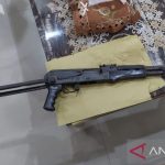 Warga Aceh Tamiang serahkan senjata api AK-56 ke polisi