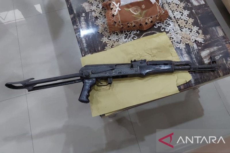 Warga Aceh Tamiang serahkan senjata api AK-56 ke polisi