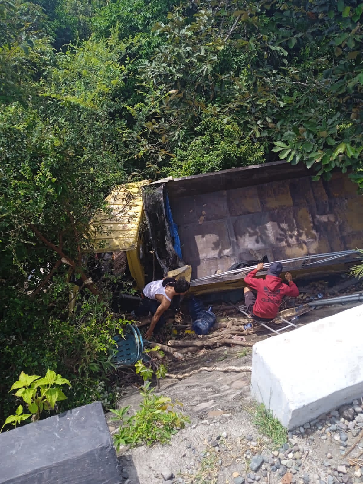 Truk bermuatan puluhan penumpang terjun ke jurang di Aceh Besar, empat orang meninggal