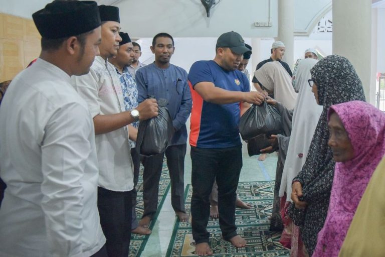 Warga miskin di Cot Suruy dapat paket ramadhan, diserahkan langsung Pj Bupati Aceh Besar 