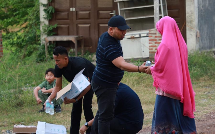 Menebar kebaikan lewat berbagi takjil bersama Pj Bupati Aceh Besar