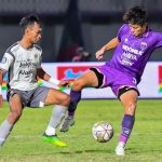 Pesepak bola Persita Tangerang Sin Yeong Bae (kanan) berebut bola dengan pesepak bola Persib Bandung Robi Darwis (kiri) dalam lanjutan BRI Liga 1 di Stadion Indomilk Arena, Tangerang, Banten, Minggu (9/4/2023). . ANTARA FOTO/Abdul Kohal/fzn/tom (ANTARA FOTO/FAUZAN)