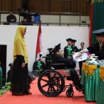 Potret dua penyandang disabilitas ikuti wisuda USK dengan kursi roda