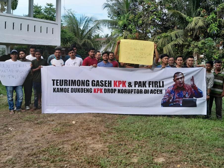 Puluhan anak muda Aceh gelar aksi dukung KPK tangkap koruptor