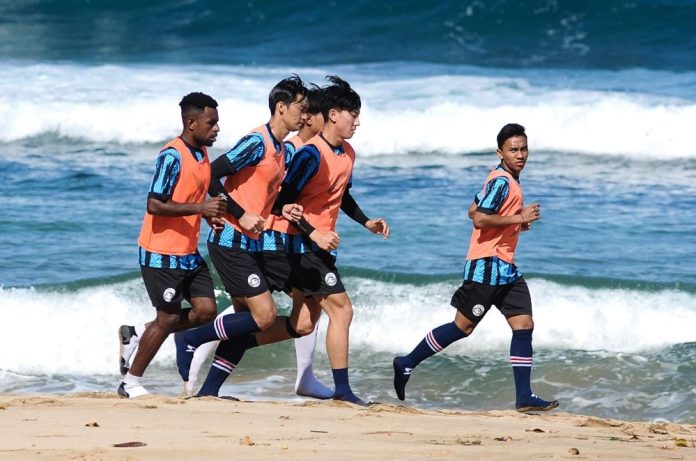 Genjot fisik pemain, Arema FC gelar latihan di pantai