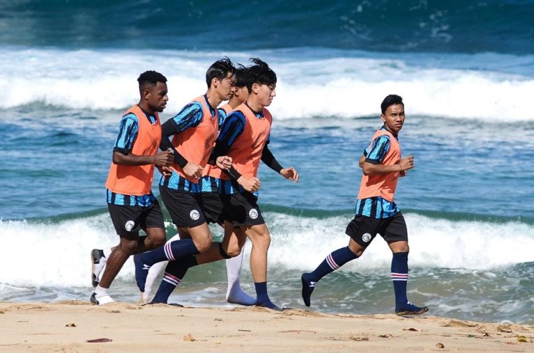 Genjot fisik pemain, Arema FC gelar latihan di pantai