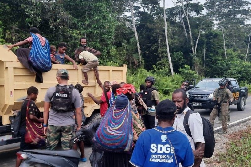 TNI-Polri kontak tembak dengan KKB di Papua, 156 warga Nogoloit mengungsi