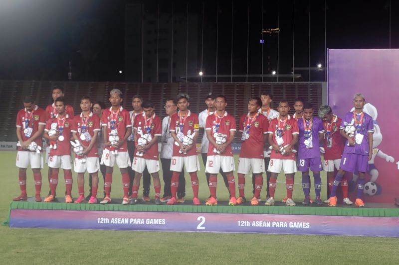 Tim Indonesia raih medali perak di cabang olahraga Sepak bola Celebral Palsy setelah kalah adu penalti lawan Malaysia di Olimpic National Stadium, Phonm Penh pada 8 Juni 2023. ANTARA/Hendri Sukma Indrawan