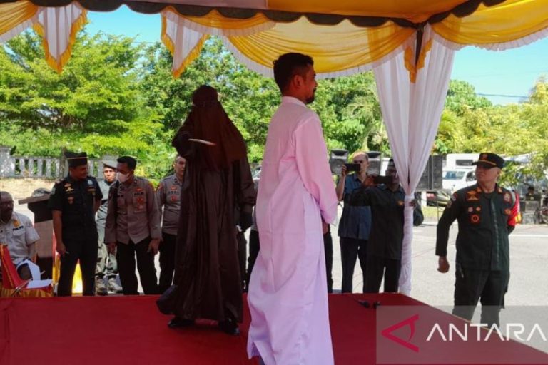 Enam warga Aceh Utara di cambuk