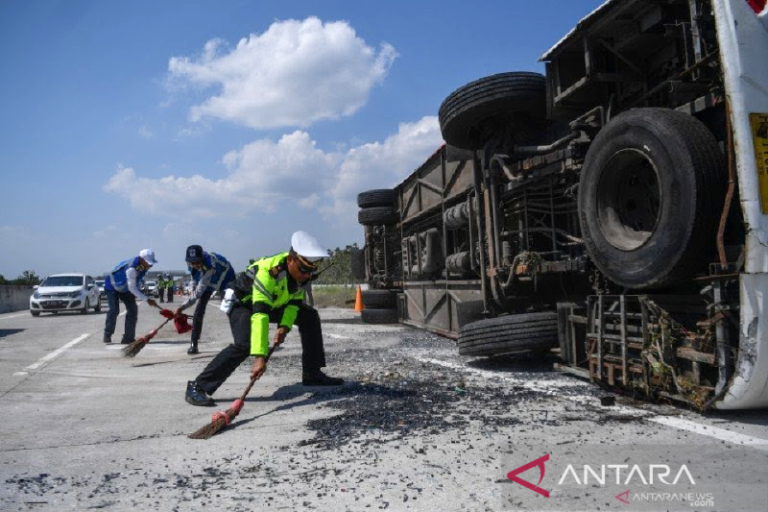 Lima warga Jepang meninggal akibat tabrakan bus dan truk