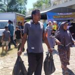 Warga Lamkabeu serbu pasar murah yang digelar Pemkab Aceh Besar dan Bulog