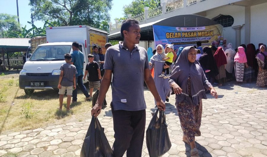 Warga Lamkabeu serbu pasar murah yang digelar Pemkab Aceh Besar dan Bulog
