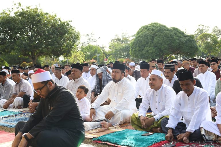 Pj Bupati Muhammad Iswanto dan ribuan warga sholat idul adha di Jantho