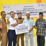 PT Angkasa Pura II dan Pemkab Aceh Besar bagi sembako dan hewan kurban