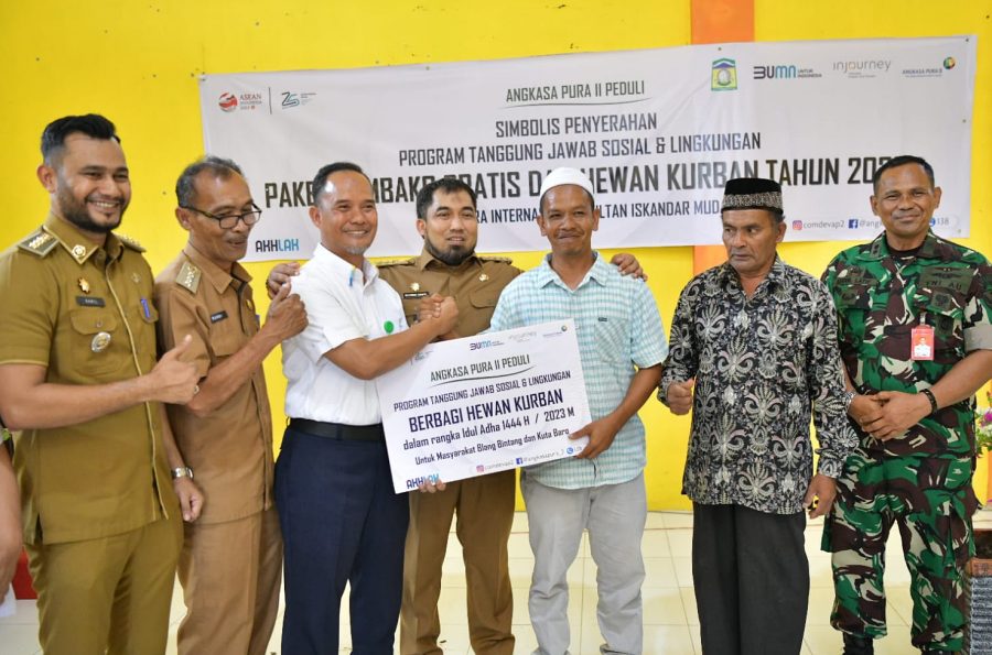 PT Angkasa Pura II dan Pemkab Aceh Besar bagi sembako dan hewan kurban