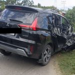 Xpander ringsek akibat tabrak truk bermuatan tanah di Pidie