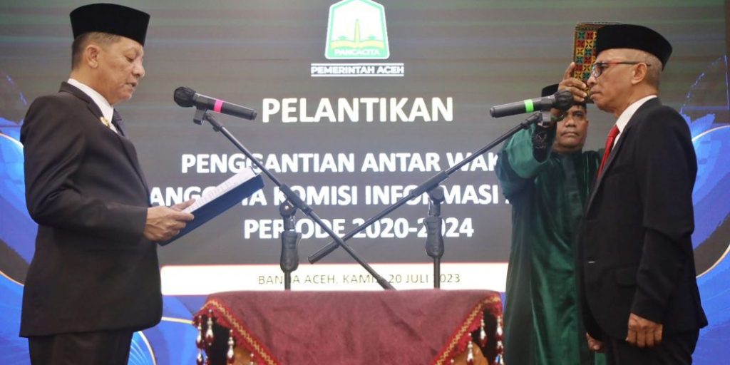Penjabat Gubernur Aceh, Achmad Marzuki, saat melantik Abdul Quddus sebagai Pengganti Antar Waktu Anggota Komisi Informasi Aceh periode 2020-2024 di Meuligoe Gubernur Aceh, Banda Aceh, Kamis (20/7/2023). Foto: Humas Aceh