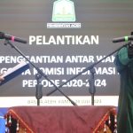 Penjabat Gubernur Aceh, Achmad Marzuki, saat melantik Abdul Quddus sebagai Pengganti Antar Waktu Anggota Komisi Informasi Aceh periode 2020-2024 di Meuligoe Gubernur Aceh, Banda Aceh, Kamis (20/7/2023). Foto: Humas Aceh