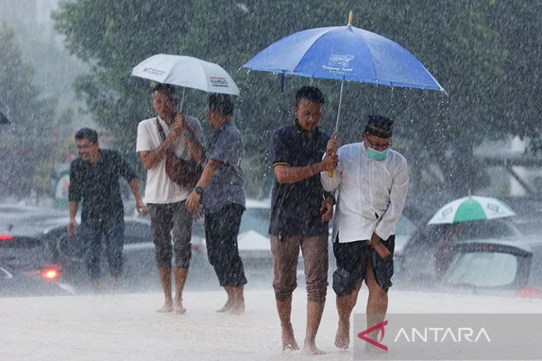 Info cuaca hari ini : Hujan lebat dan angin kencang terpa sebagian wilayah Aceh