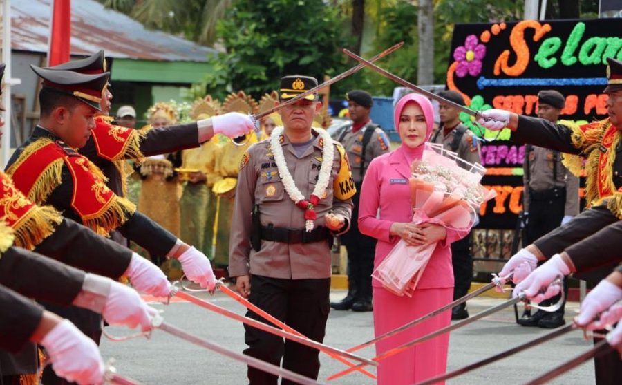 Tradisi pedang pora sambut AKBP Andi Kirana sebagai Kapolres Aceh Barat