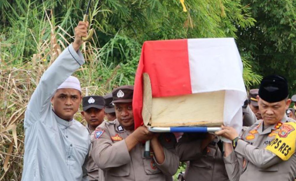 Kapolres Aceh Barat ikut usung keranda almarhum Aiptu Samsul Bahri