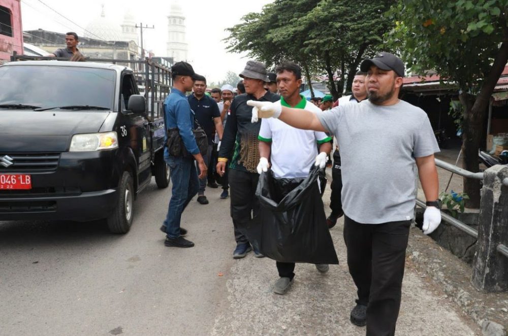 Bawa sejumlah kepala dinas, Pj Bupati Aceh Besar komandoi aksi satu jam pungut sampah di Pasar Induk Lambaro