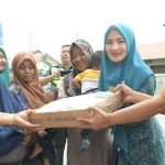 Cegah stunting, Ketua PKK Aceh bagikan 650 kg ikan dencis untuk warga Kajhu