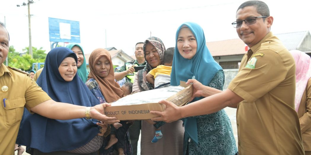 Cegah stunting, Ketua PKK Aceh bagikan 650 kg ikan dencis untuk warga Kajhu
