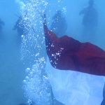 Mahasiswa USK kibarkan Merah Putih di bawah laut Aceh Besar