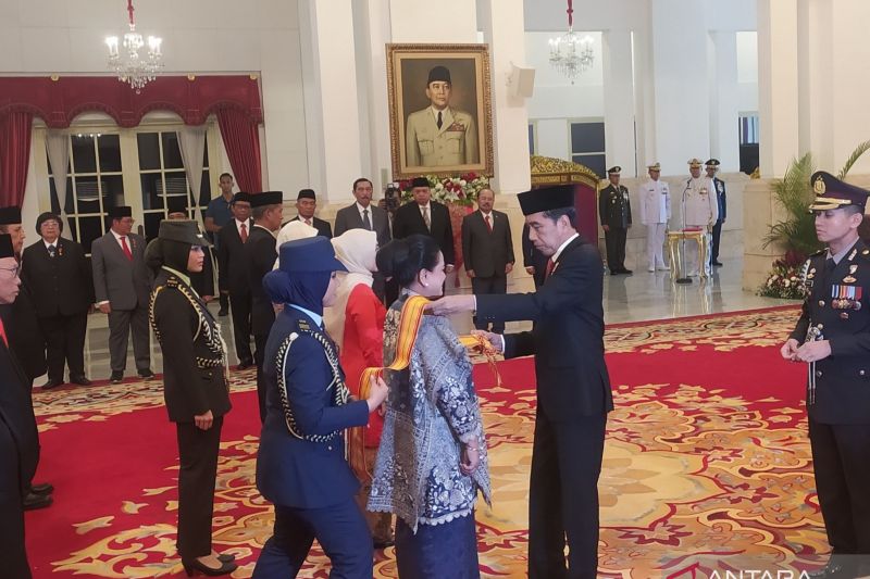 Presiden anugerahkan tanda kehormatan Adipradana kepada Ibu Negara Iriana Jokowi