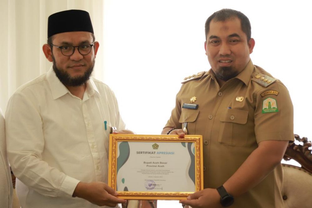 Pj Bupati Aceh Besar raih penghargaan dari Menteri Agama RI