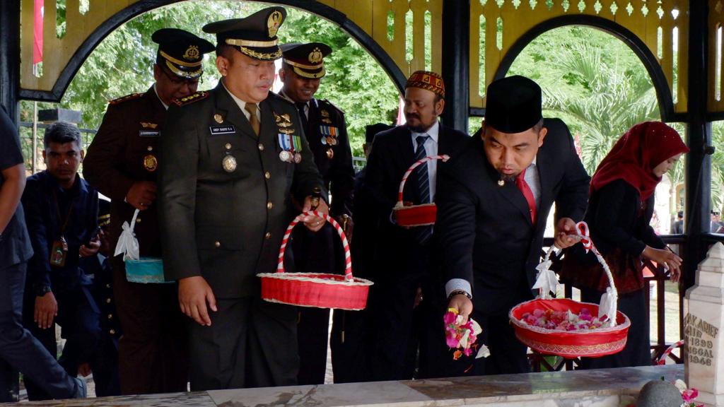 Pj Bupati Aceh Besar ziarah ke Makam Pahlawan Nasional T Nyak Arief