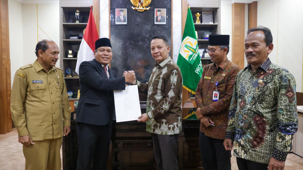 Achmad Marzuki serahkan SK perpanjangan masa jabatan Pj Bupati Aceh Barat Daya