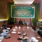 Prof Syamsul: KAHMI punya kekuatan percepat pembangunan Aceh Korp Alumni Himpunan Mahasiswa Islam (KAHMI) Aceh adalah sebuah entitas yang terdiri dari beragam program studi di berbagai kampus di Aceh. Anggotanya yang tersebar di berbagai profesi, jabatan strategis, politisi, pengusaha, dan banyak lagi, menjadikan KAHMI sebagai kekuatan besar yang potensial untuk berkontribusi dalam pembangunan Aceh yang lebih baik. Koordinator Presidium Majelis Wilayah KAHMI Aceh, Prof Syamsul Rijal menilai, keberagaman posisi ini membuat KAHMI menjadi kekuatan besar yang dapat membantu mempercepat pembangunan daerah ujung barat Indonesia itu ke depan. "Dalam berbagai profesi dan jabatan strategis, KAHMI memiliki potensi besar untuk menjadi kontributor utama dalam upaya mempercepat pembangunan Aceh," kata Prof Syamsul Rijal, Kamis (28/9/2023). Di sisi lain, Prof Syamsul menyebutkan bahwa kehadiran Presidium KAHMI diharapkan dapat mengorganisir anggota-anggotanya untuk berpartisipasi aktif dalam pembangunan Aceh ke depan. Dalam kesempatan itu, Prof Syamsul juga menyampaikan bahwa Majelis Wilayah KAHMI Aceh akan melakukan pelantikan pada Senin, 2 Oktober 2023, di Hotel Amel Convention Hall. Acara tersebut akan dipimpin oleh Koordinator Presidium KAHMI, Ahmad Doli Kurnia. Pelantikan tersebut, kata Prof Syamsul, mengusung tema "Solidaritas Menuju Indonesia Emas 2045". Ia mengaitkan tema ini dengan posisi Indonesia pada 2045 yang akan merayakan 100 tahun kemerdekaannya. "Jika kita menghubungkannya dengan Aceh, yang baru-baru ini mengalami masa konflik dan sekarang telah mencapai perdamaian, kita sudah memasuki tahun ke-18 pasca perdamaian. Pada tahun 2045, Aceh akan berusia 40 tahun dalam damai. Oleh karena itu, penting bagi kita untuk memanfaatkan sisa tahun-tahun tersebut untuk memajukan Aceh," katanya. Dalam konteks pembangunan Aceh, Prof. Syamsul Rijal mengungkapkan, pemerintah saat ini sedang merancang rencana pembangunan jangka panjang Aceh 2025-2045. Memurutnya, KAHMI memiliki peran penting dalam menggerakkan potensi anggotanya untuk berpartisipasi aktif dalam proses ini. "Partisipasi ini akan menjadi kunci keberhasilan pembangunan Aceh di masa depan," tegas Prof Syamsul.