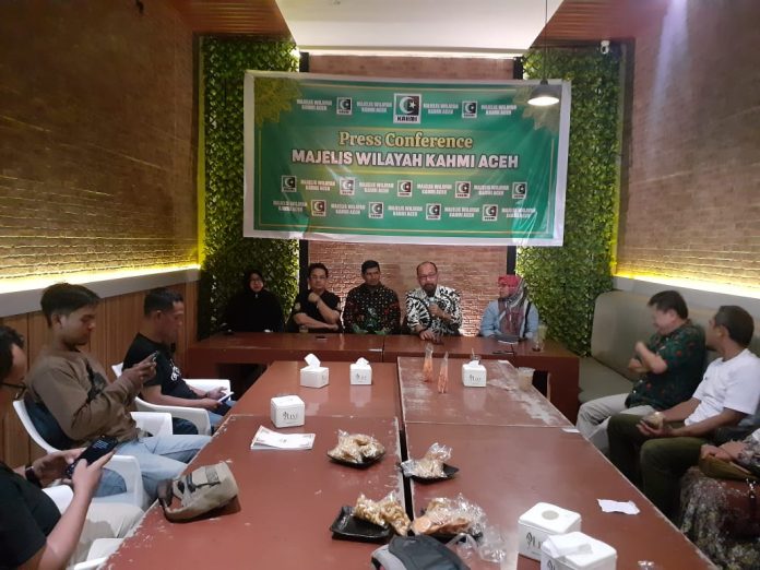 Prof Syamsul: KAHMI punya kekuatan percepat pembangunan Aceh Korp Alumni Himpunan Mahasiswa Islam (KAHMI) Aceh adalah sebuah entitas yang terdiri dari beragam program studi di berbagai kampus di Aceh. Anggotanya yang tersebar di berbagai profesi, jabatan strategis, politisi, pengusaha, dan banyak lagi, menjadikan KAHMI sebagai kekuatan besar yang potensial untuk berkontribusi dalam pembangunan Aceh yang lebih baik. Koordinator Presidium Majelis Wilayah KAHMI Aceh, Prof Syamsul Rijal menilai, keberagaman posisi ini membuat KAHMI menjadi kekuatan besar yang dapat membantu mempercepat pembangunan daerah ujung barat Indonesia itu ke depan. 