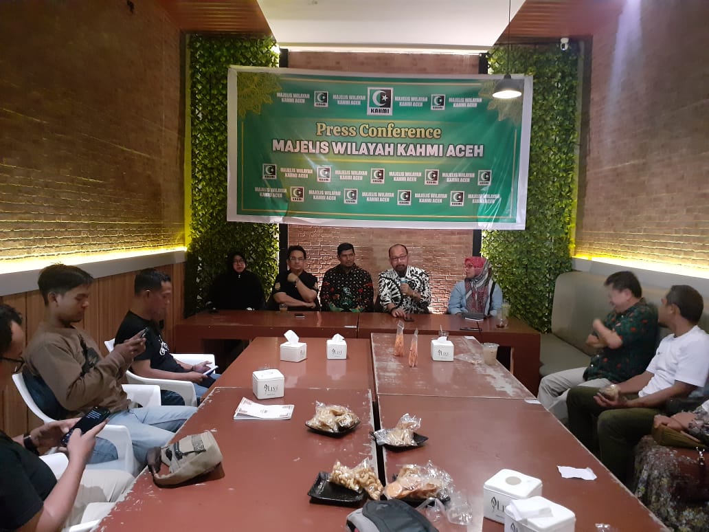 Prof Syamsul: KAHMI punya kekuatan percepat pembangunan Aceh Korp Alumni Himpunan Mahasiswa Islam (KAHMI) Aceh adalah sebuah entitas yang terdiri dari beragam program studi di berbagai kampus di Aceh. Anggotanya yang tersebar di berbagai profesi, jabatan strategis, politisi, pengusaha, dan banyak lagi, menjadikan KAHMI sebagai kekuatan besar yang potensial untuk berkontribusi dalam pembangunan Aceh yang lebih baik. Koordinator Presidium Majelis Wilayah KAHMI Aceh, Prof Syamsul Rijal menilai, keberagaman posisi ini membuat KAHMI menjadi kekuatan besar yang dapat membantu mempercepat pembangunan daerah ujung barat Indonesia itu ke depan. "Dalam berbagai profesi dan jabatan strategis, KAHMI memiliki potensi besar untuk menjadi kontributor utama dalam upaya mempercepat pembangunan Aceh," kata Prof Syamsul Rijal, Kamis (28/9/2023). Di sisi lain, Prof Syamsul menyebutkan bahwa kehadiran Presidium KAHMI diharapkan dapat mengorganisir anggota-anggotanya untuk berpartisipasi aktif dalam pembangunan Aceh ke depan. Dalam kesempatan itu, Prof Syamsul juga menyampaikan bahwa Majelis Wilayah KAHMI Aceh akan melakukan pelantikan pada Senin, 2 Oktober 2023, di Hotel Amel Convention Hall. Acara tersebut akan dipimpin oleh Koordinator Presidium KAHMI, Ahmad Doli Kurnia. Pelantikan tersebut, kata Prof Syamsul, mengusung tema "Solidaritas Menuju Indonesia Emas 2045". Ia mengaitkan tema ini dengan posisi Indonesia pada 2045 yang akan merayakan 100 tahun kemerdekaannya. "Jika kita menghubungkannya dengan Aceh, yang baru-baru ini mengalami masa konflik dan sekarang telah mencapai perdamaian, kita sudah memasuki tahun ke-18 pasca perdamaian. Pada tahun 2045, Aceh akan berusia 40 tahun dalam damai. Oleh karena itu, penting bagi kita untuk memanfaatkan sisa tahun-tahun tersebut untuk memajukan Aceh," katanya. Dalam konteks pembangunan Aceh, Prof. Syamsul Rijal mengungkapkan, pemerintah saat ini sedang merancang rencana pembangunan jangka panjang Aceh 2025-2045. Memurutnya, KAHMI memiliki peran penting dalam menggerakkan potensi anggotanya untuk berpartisipasi aktif dalam proses ini. "Partisipasi ini akan menjadi kunci keberhasilan pembangunan Aceh di masa depan," tegas Prof Syamsul.