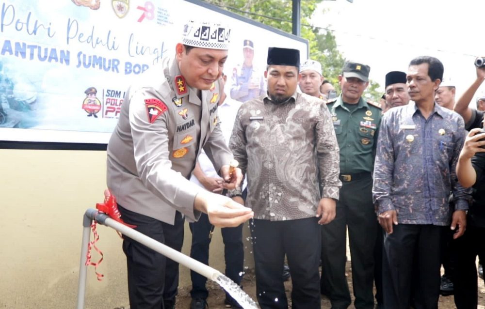Didampingi Pj Bupati Aceh Besar, Irjen Pol Ahmad Haydar bantu sumur bor untuk warga