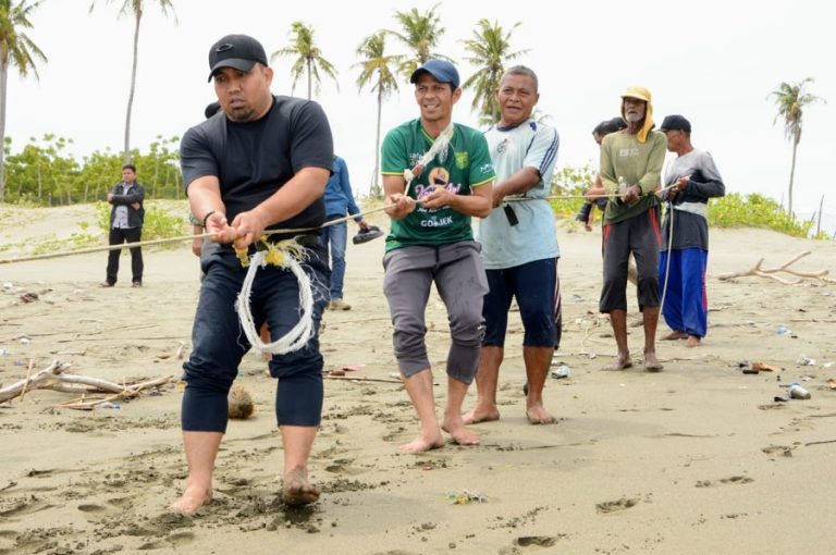 Kebersamaan Bang Wanto dan Nelayan di tradisi tarek pukat