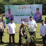 Kapolda Aceh tanam pohon frutikultur di Dayah Oemar Diyan