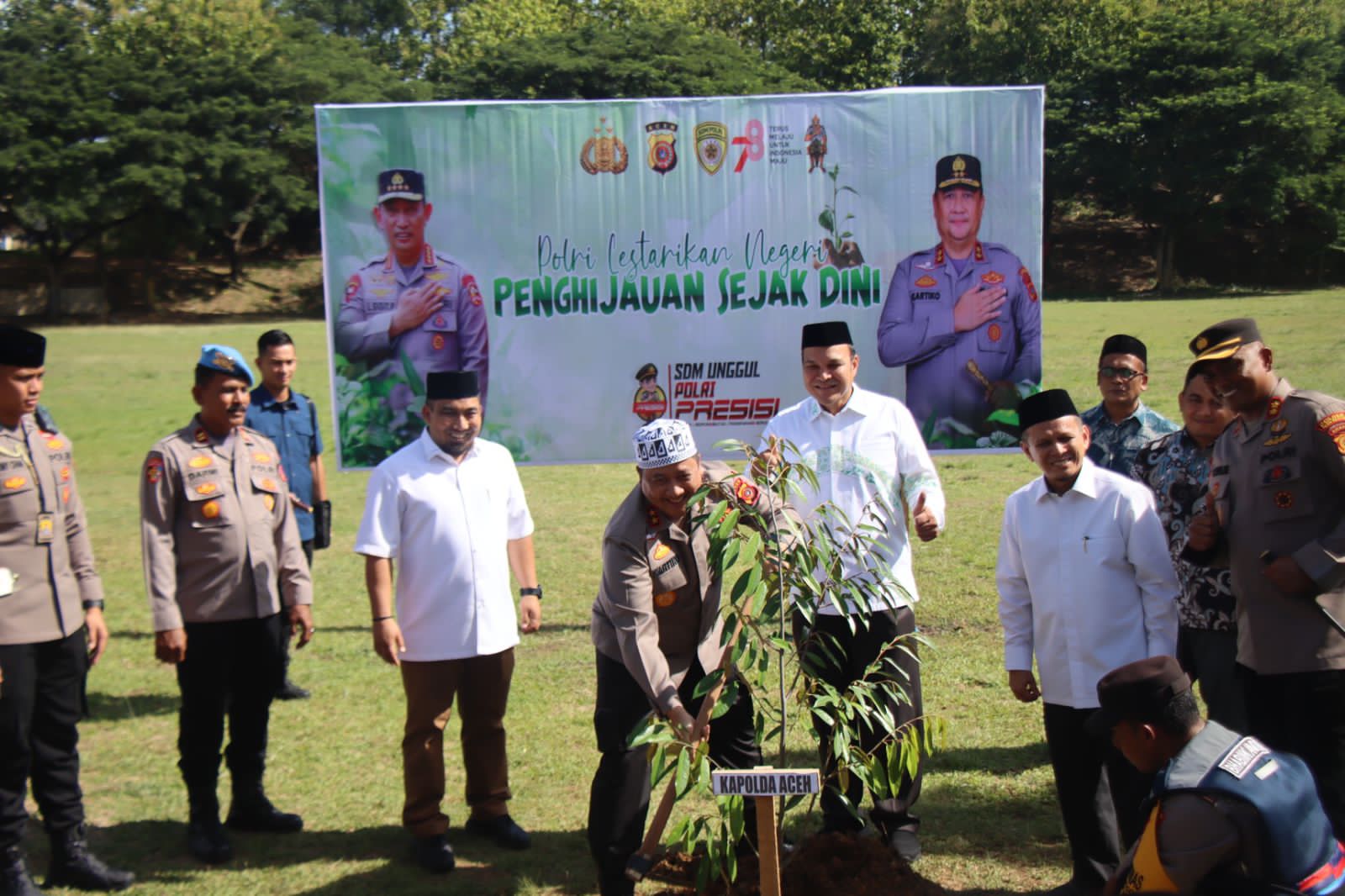 Kapolda Aceh tanam pohon frutikultur di Dayah Oemar Diyan