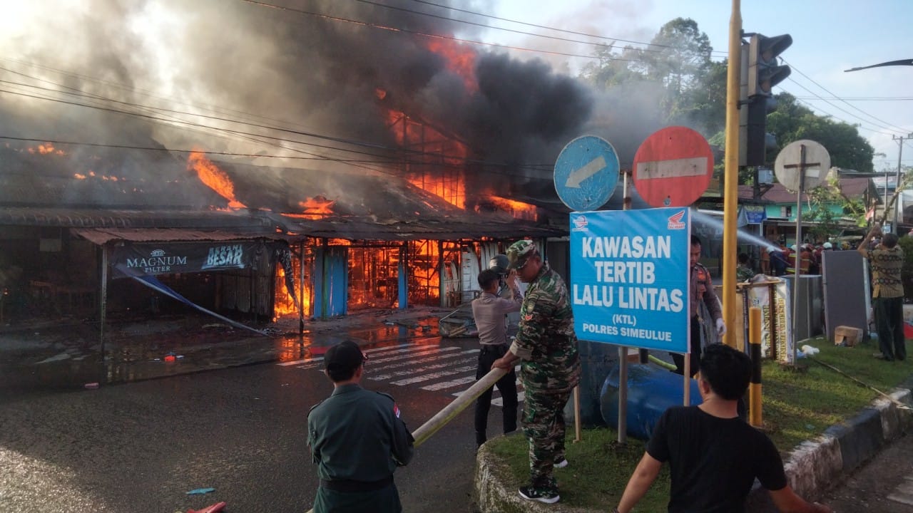 Belasan bangunan di Simeulue terbakar, anggota Polres Simeulue terluka