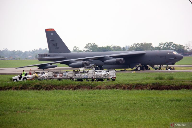Pesawat tempur China dan Bombes B-52 Amerika nyaris tabrakan