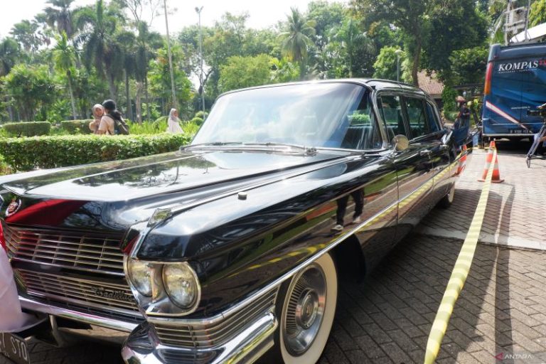 Bekas mobil dinas Bung Karno, antar Ganjar-Mahfud MD daftar ke KPU