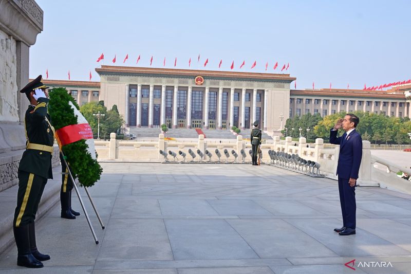 Saat kunjungan ke China, Presiden RI sempatkan kunjungi Monuman Pahlawan Tiananmen di Beijing
