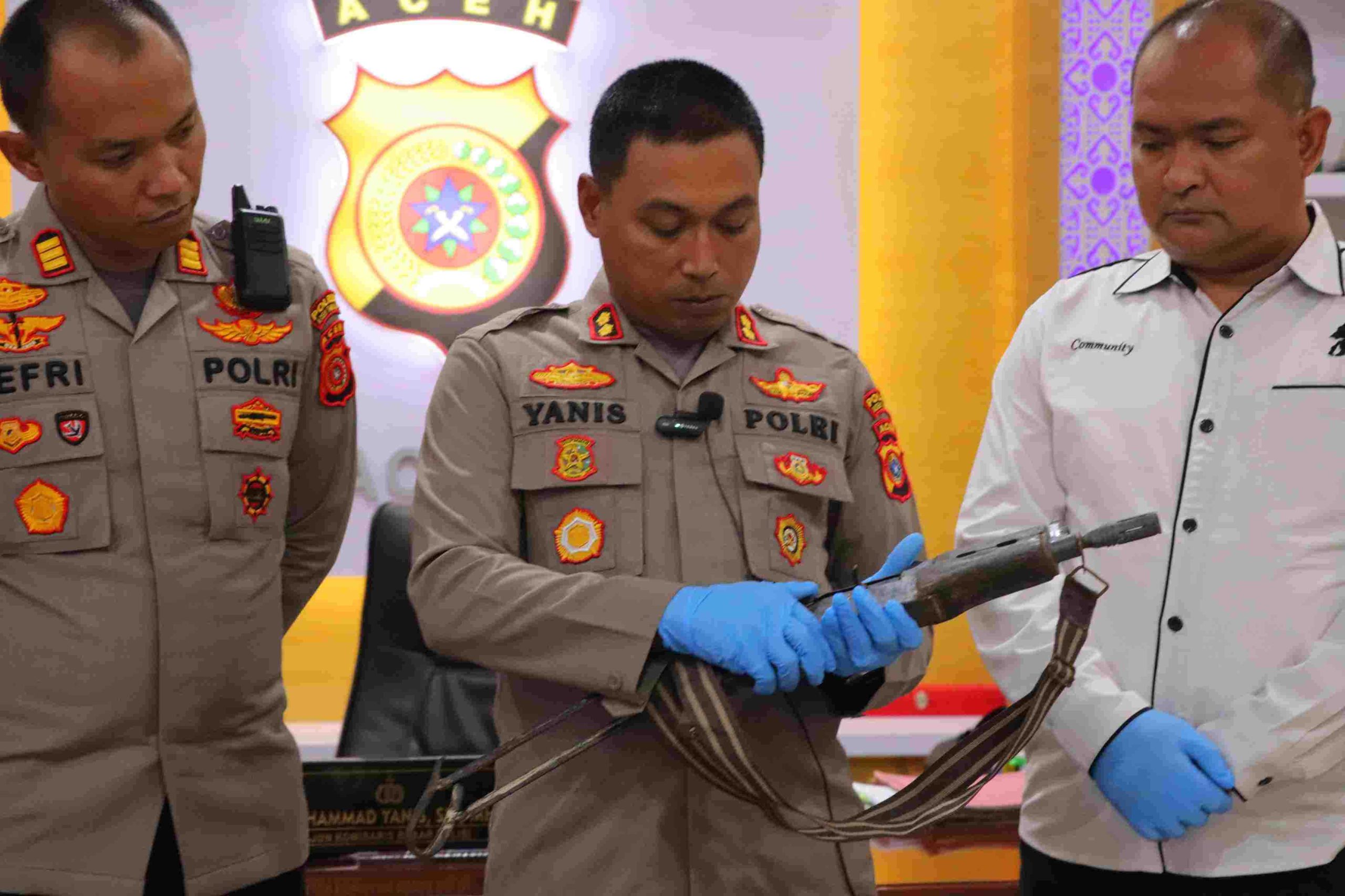Polisi amankan dua senjata api yang terkubur di tepi laut Aceh Tamiang 