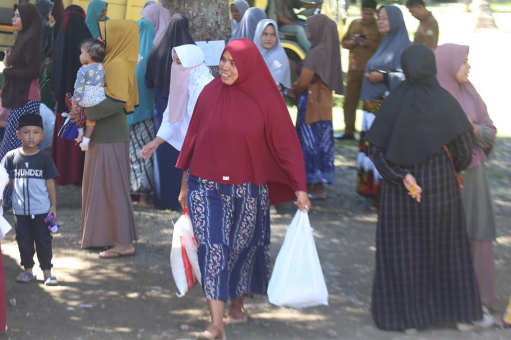 Pemkab Aceh Besar dan Perum Bulog gelar operasi pasar di Dayah Darul Ulum Al Fata