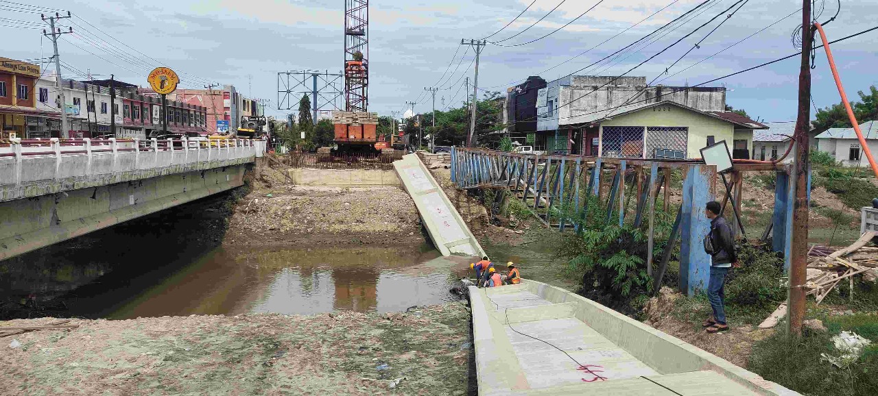 Baru rampung dipasang, girder proyek Rp 14 miliar di Pidie ambruk ke sungai