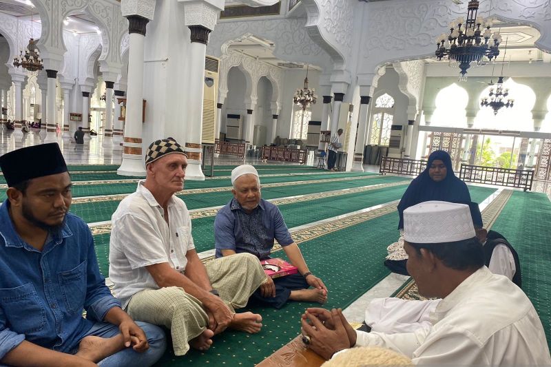 Turis Australia masuk Islam di Aceh setelah membaca kisah Rasulullah